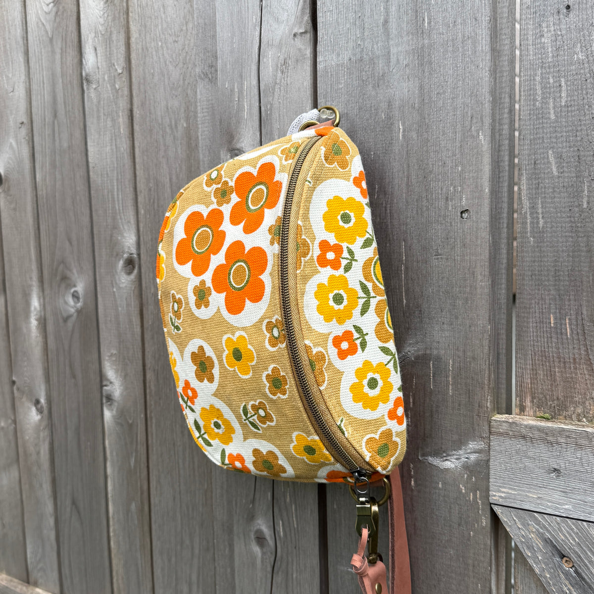 Mod Daisy Garden, Sling Bag