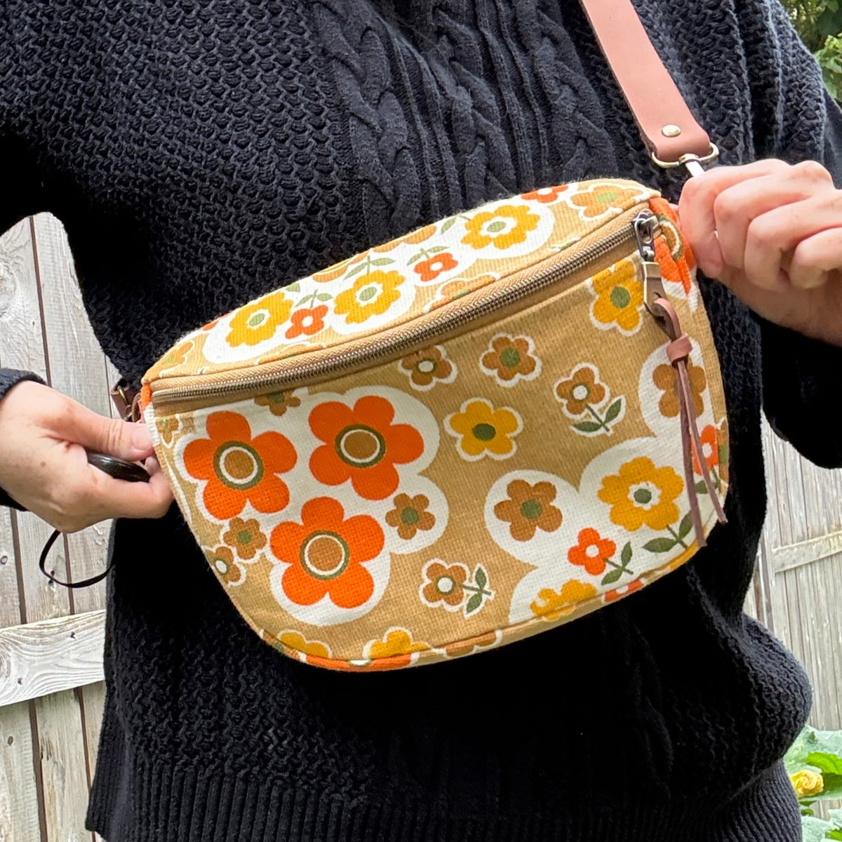 Mod Daisy Garden, Sling Bag