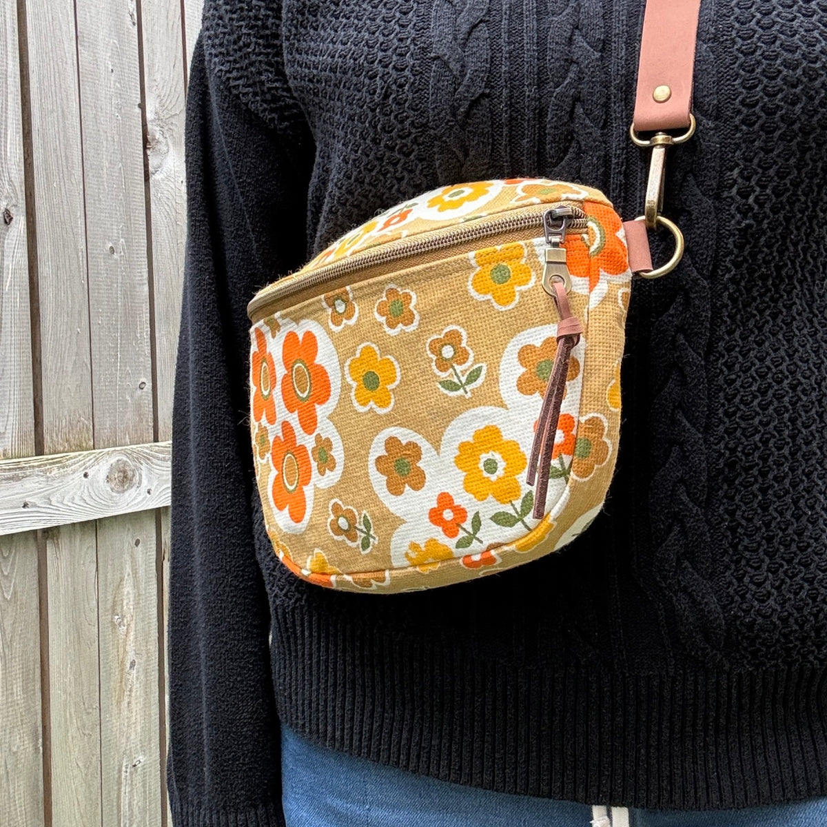 Mod Daisy Garden, Sling Bag