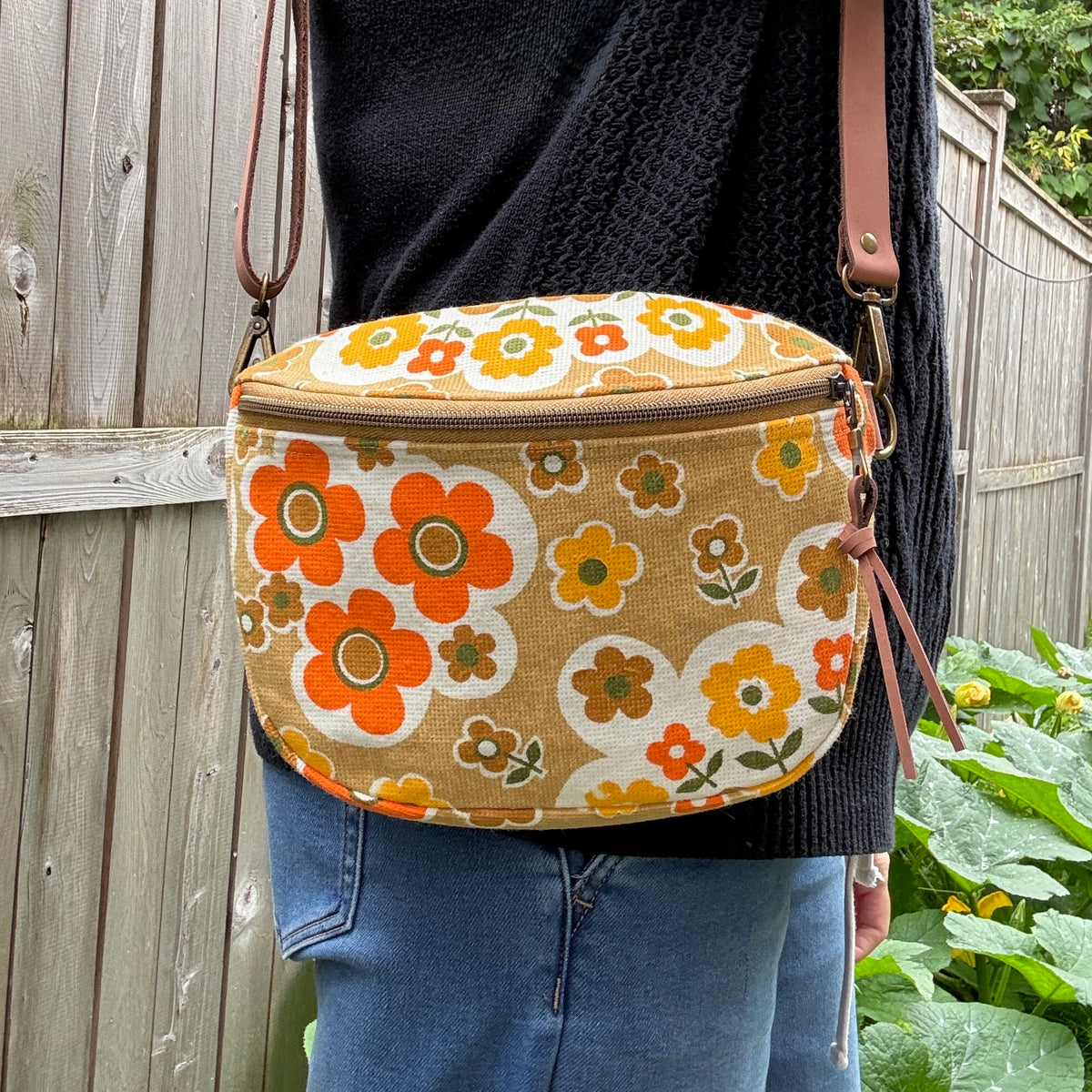 Mod Daisy Garden, Sling Bag