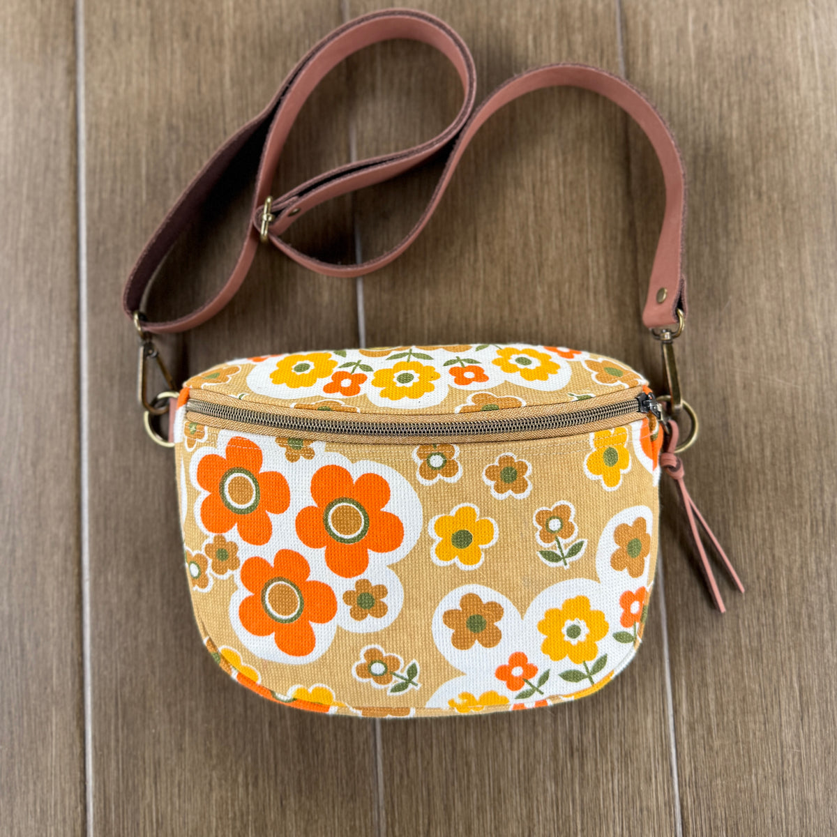 Mod Daisy Garden, Sling Bag