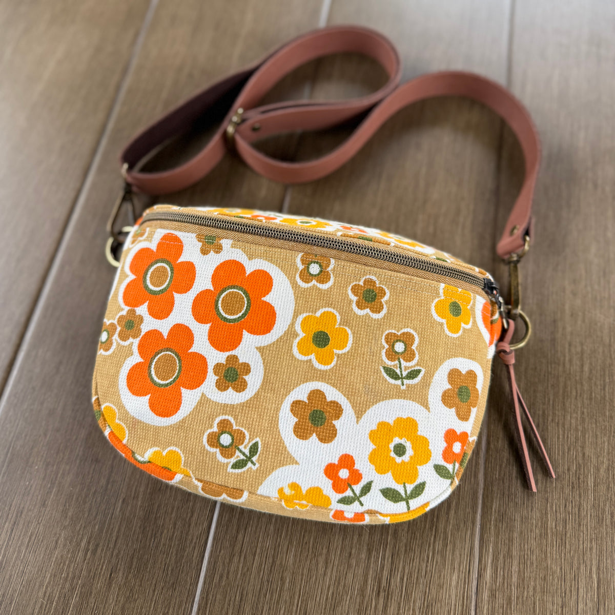 Mod Daisy Garden, Sling Bag