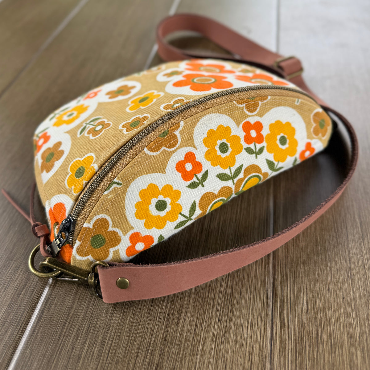 Mod Daisy Garden, Sling Bag