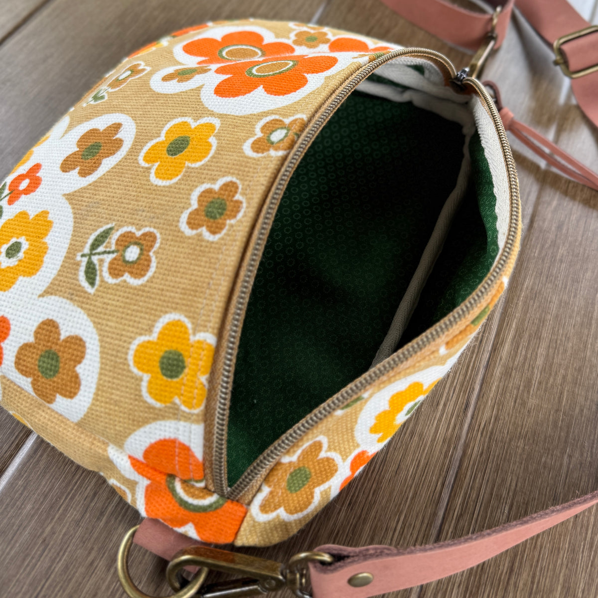 Mod Daisy Garden, Sling Bag